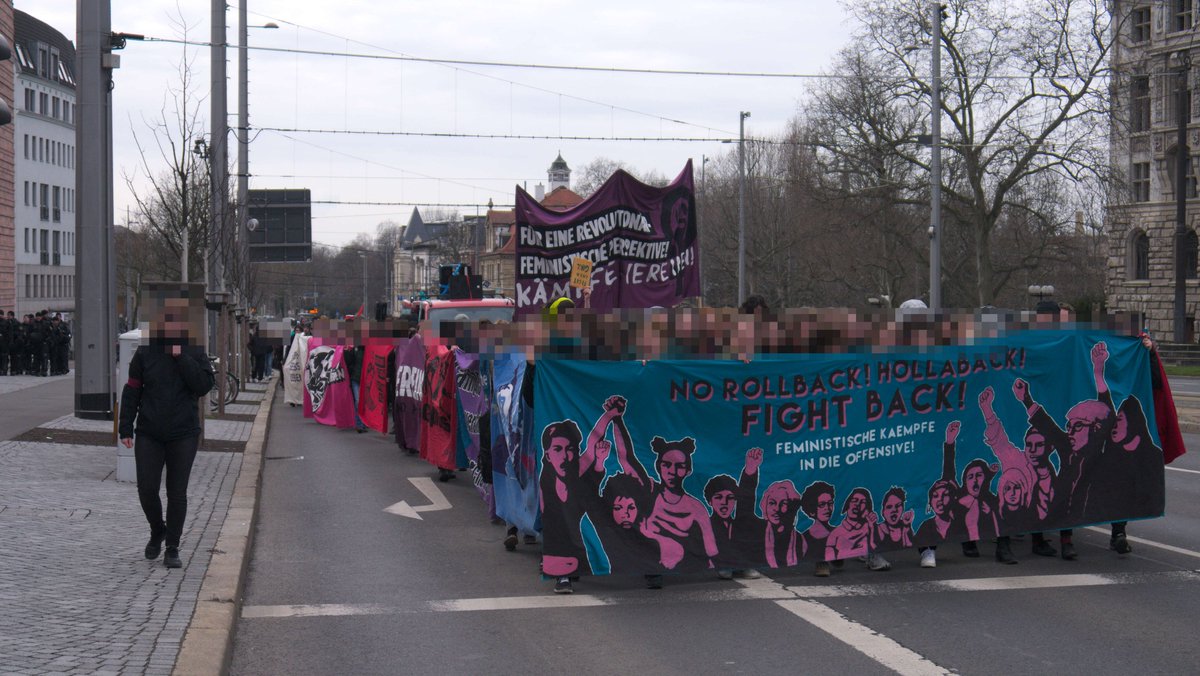 GrrlGangLe's tweet photo. Die Demo ist jetzt am Zwischenkundgebungsort - Wilhelm Leuschner Platz. #le1103 #FKT 1427 https://t.co/al43QdxltF
