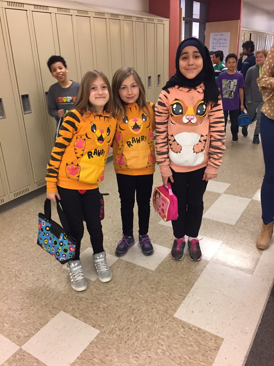 LaneAnge's tweet photo. Twin day was a blast at West Gate!!!Staff and students went all out to show their school spirt. @WestgateWolves @mrs_mulhall https://t.co/CyLlLeC1G6