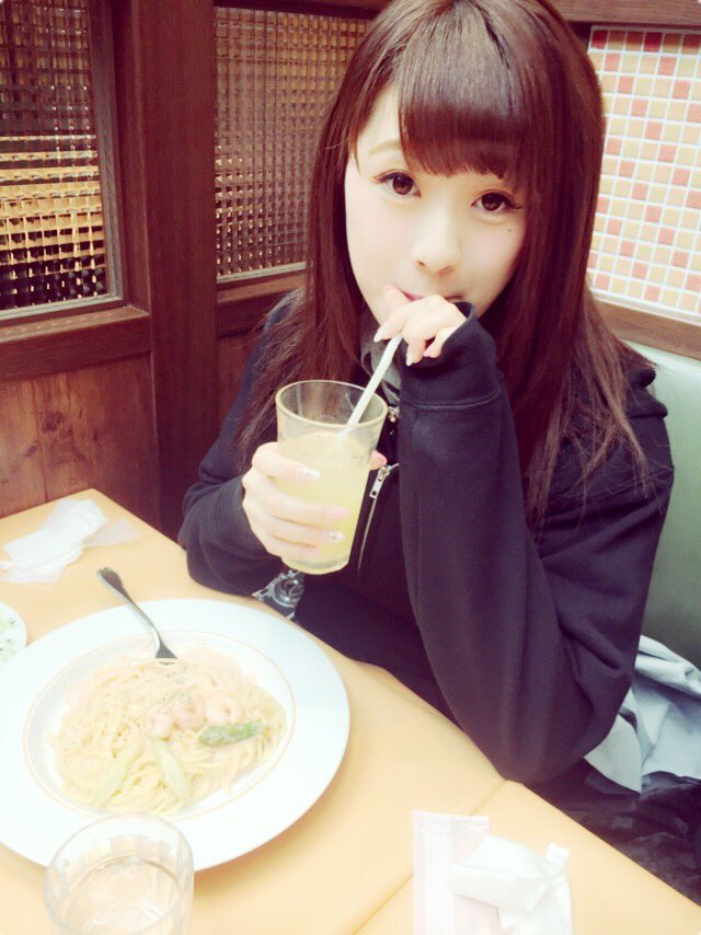 yumu_34's tweet photo. 今日のアンビスの昼ごはんは
パスタ+ピザでした🍝🍕

#オフショット #アンビス https://t.co/TwmJNykSbD