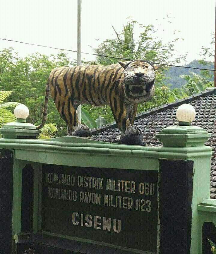 Patung macan koramil