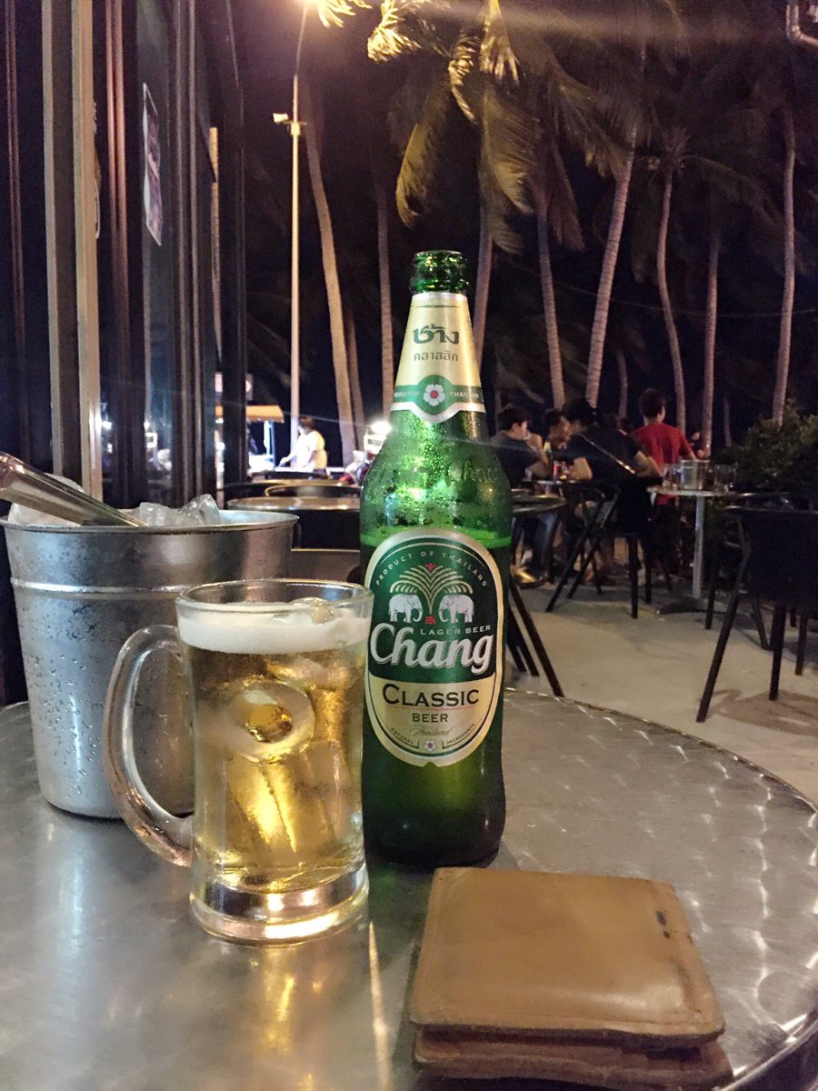 Pat5Iam's tweet photo. นั้งคนเดียว ชิวๆไป ใครว่างก้มาได้ครับ #clickCafe @บางแสน https://t.co/vhJeBxVr0o