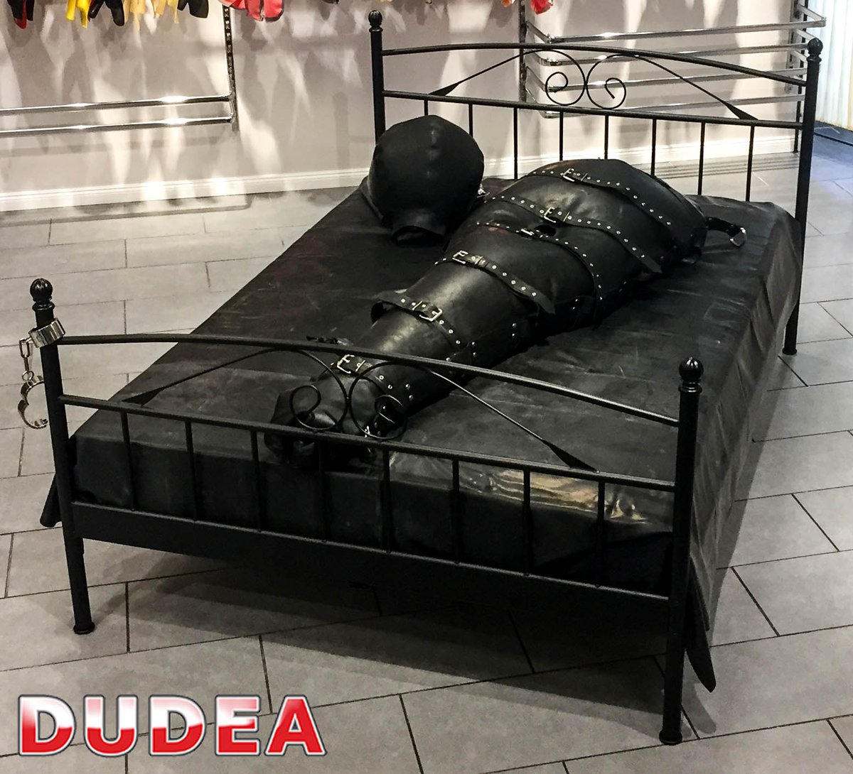 LatexDudea's tweet photo. Ein irres Gummi-Gefühl: Der aufblasbare Bondage-Schlafsack https://t.co/pPFFnrhXV6