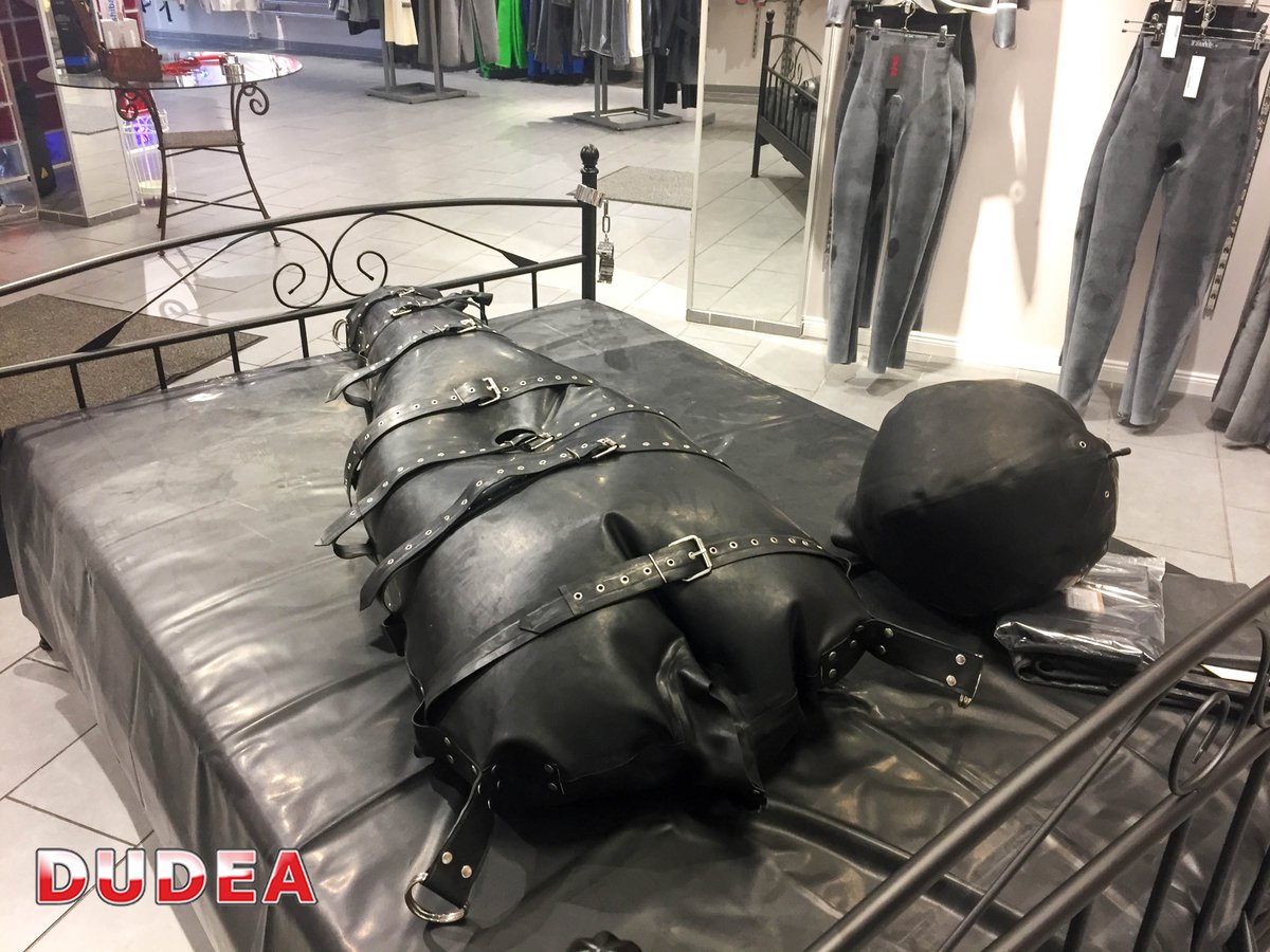 LatexDudea's tweet photo. Ein irres Gummi-Gefühl: Der aufblasbare Bondage-Schlafsack https://t.co/pPFFnrhXV6