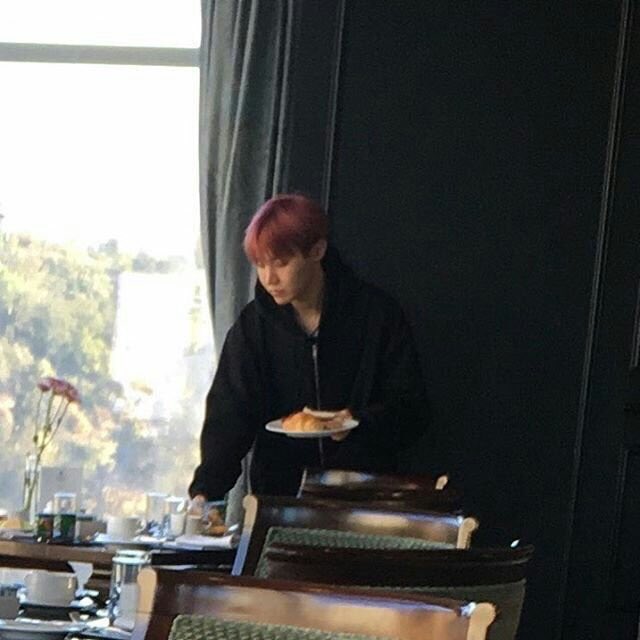 FangirlingKiddo's tweet photo. Seriously 😡😬 We all want to see BTS but not this way to the point your invading their privacy. It saddens me as a fellow army 😭😢
#BTSinChile https://t.co/ivutc6M7Xb