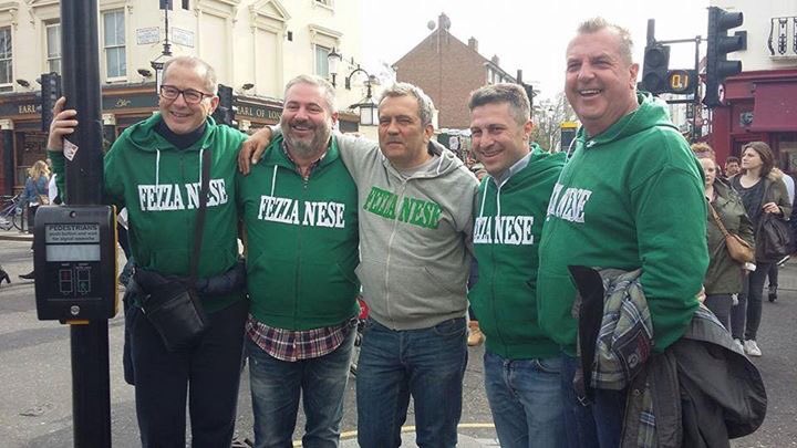 guidol81's tweet photo. #LondonCalling campionato fermo e dirigenti e tifoso della @UsFezzanese1930 si Gino la #pizza de #LaPia a #NottingHill #FORZAVERDI https://t.co/RfLQEjquZh