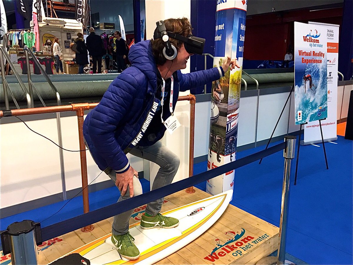 Drukte bij de surfsimulator op de #Welkomophetwater stand tijdens de HISWA Amsterdam Boat Show!