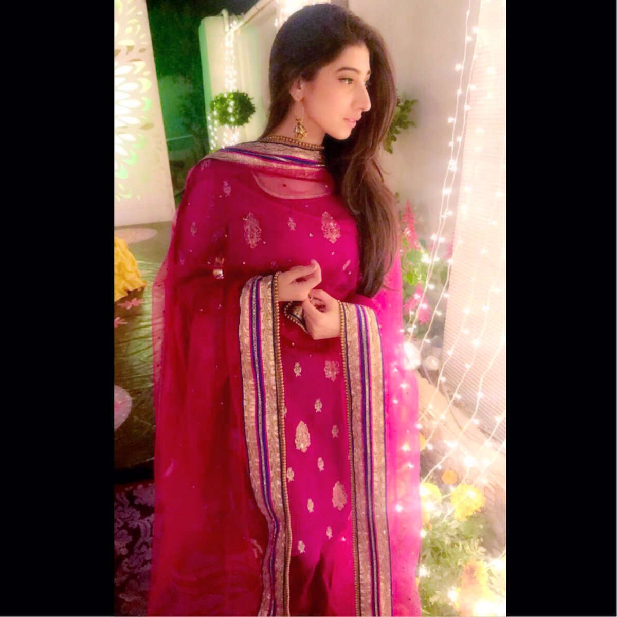 MariyamNafeees's tweet image. - Off camera posing because gotta stay awake to pull an all nighter 💁🏻 #Taabi #KuchNaKaho #HUMTV