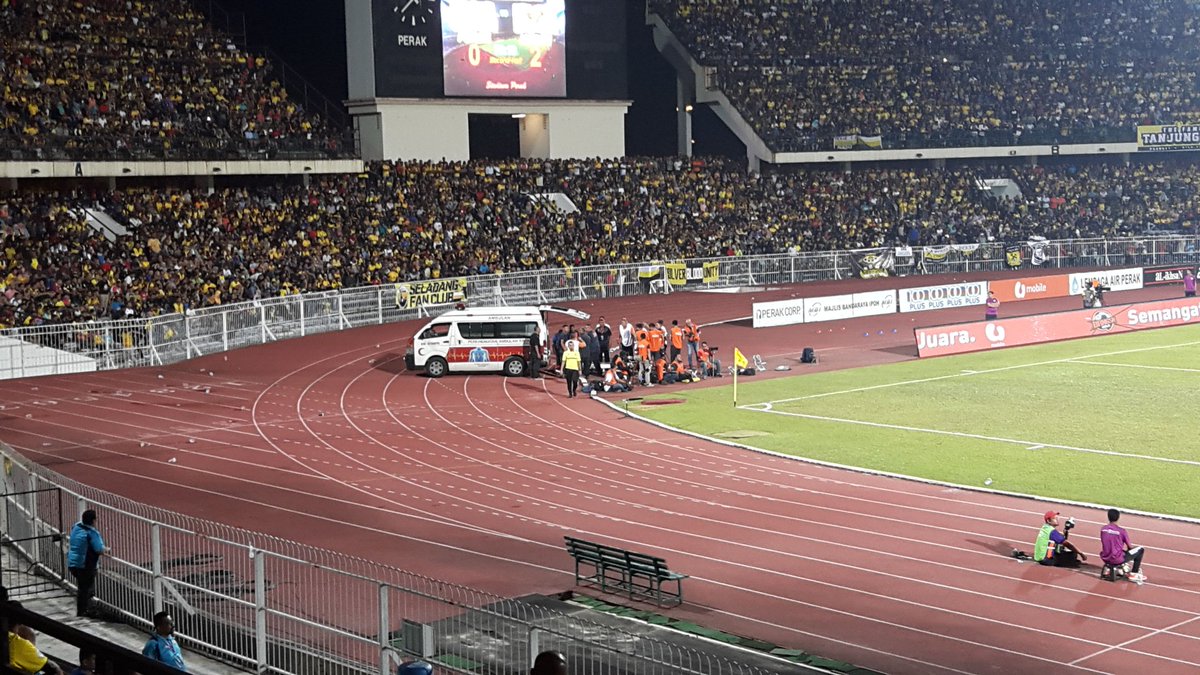 tbgsem's tweet photo. #PRKKDH
85' @naimhashim21 dikejarkan ke Hospital.
Perak 0-2 Kedah
- Anderson '28
- Ken ilso '43
#PialaFA2017 #NorthernDerby https://t.co/Y6nRFlfS5I