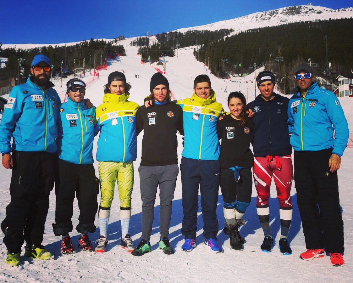 El equipo de #rfedialpino, al completo en el Campeonato del Mundo #junior @jwsc2017 en #Are #Suecia ¡Ánimo #spainsnow!