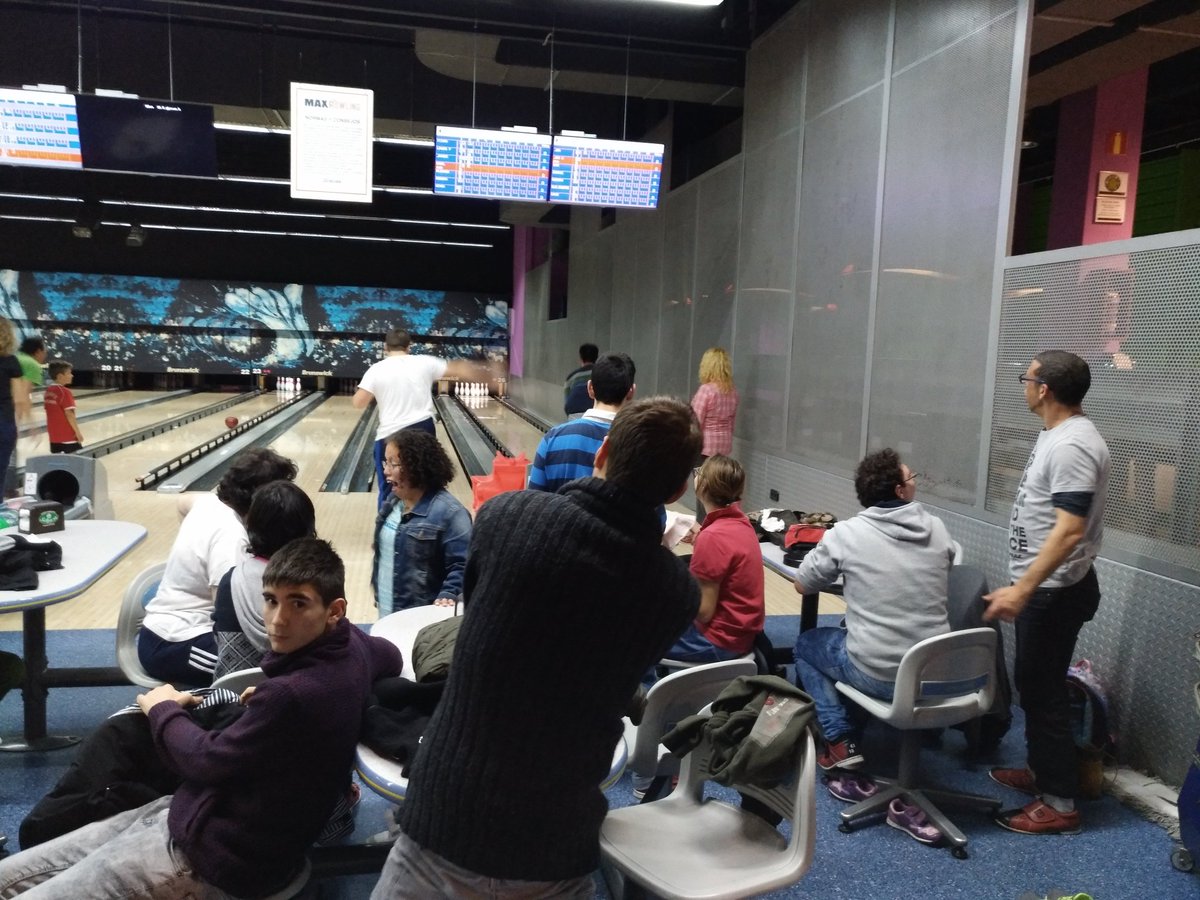 janireateca's tweet photo. Después de una comilona, una partida de bolos!!! @jefairatxe @inigo_sa @STLGorabide https://t.co/pvJkLEfWxt