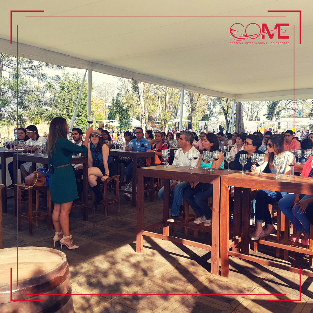 #MomentosCOME La sommelier Claudia Uriostegui, nos enseñó los secretos de la bodega vinícola de <a href="/Monte_Xanic/">Monte Xanic</a> #COME2017 #SalónDeCatas