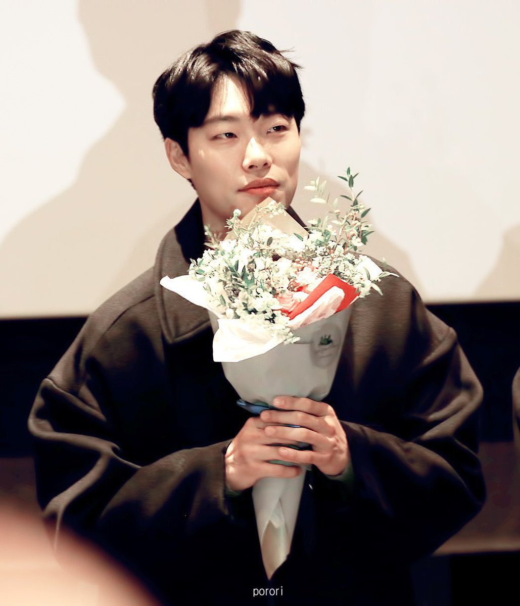 ryu_solace's tweet photo. 지난 일 년 동안 함께 보낸 많은 처음들처럼 앞으로도 더 많은 처음들을 함께할 수 있기를. 지금 이 순간 당신의 긴 여정에 함께 할 수 있어서 다행인 오늘, 언젠가 도착할 우리의 끝까지 함께 하기를 바라는 오늘,
데뷔 2주년 축하합니다, 축하하세요! https://t.co/mawbhAxL8z