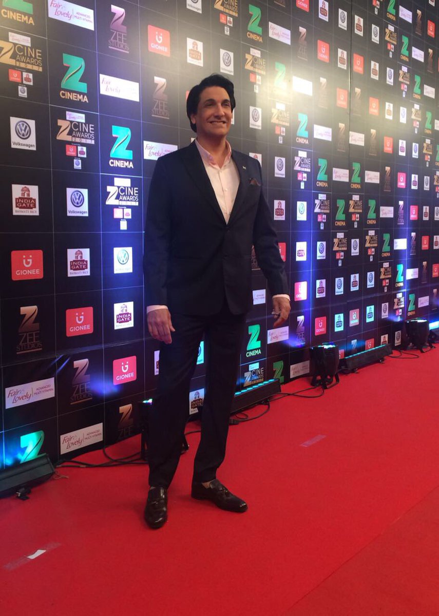 The man of the hour ! <a href="/ZeeCineAwards/">Zee Cine Awards</a> #FALZeeCineAwards2017 ! Thank you <a href="/arjunkilachand/">ArjunKilachand</a> <a href="/archanaSC/">Archana Walavalkar</a> <a href="/DaneeshDavar/">Daneesh Davar</a> <a href="/bharatg18/">Bharat Gupta</a> <a href="/jadhav_ajit/">ajit jadhav</a>