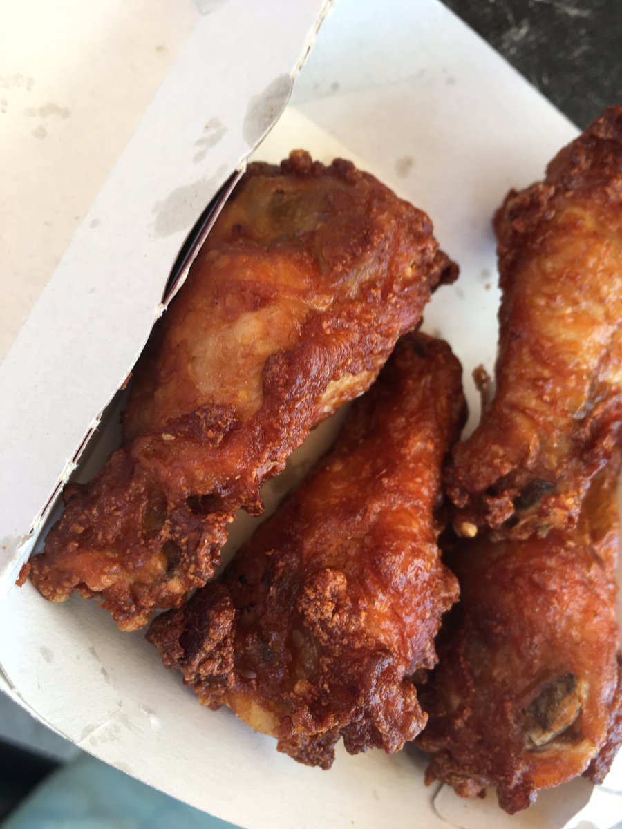 sofia_ramirez23's tweet photo. Cuando le llaman alitas de pollo pero solo te ponen muslos... 🙄😤@_McDonals https://t.co/IwRj4pmHlo