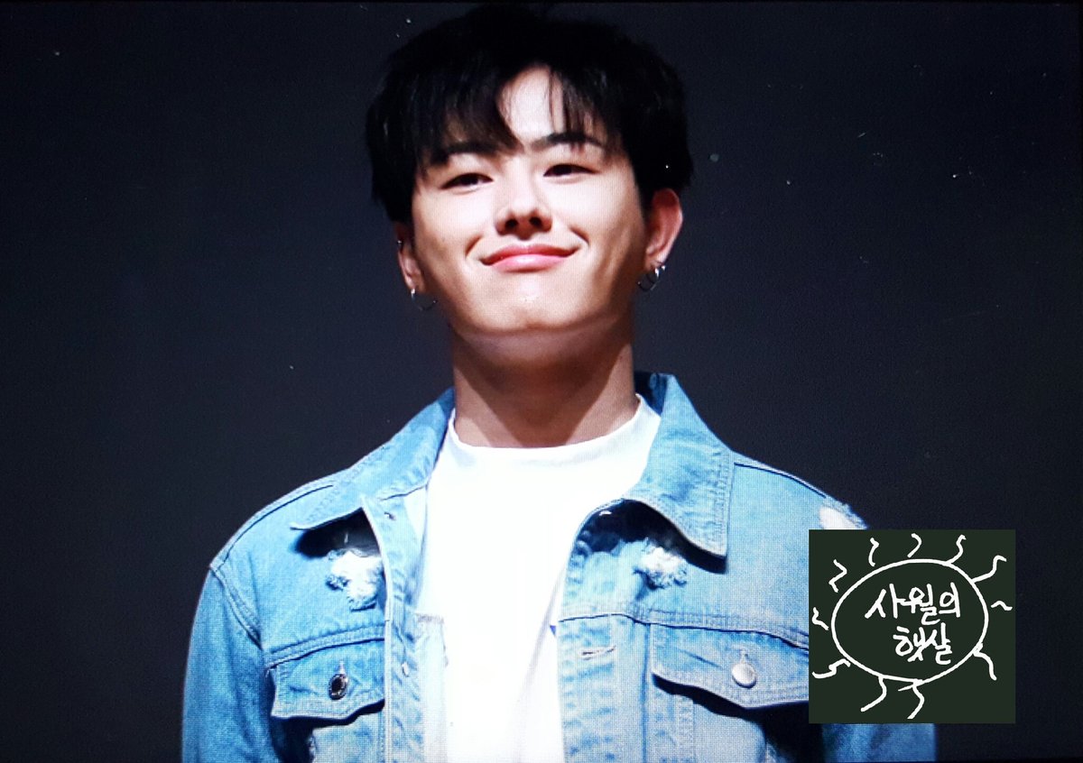 UK_AprilSun's tweet photo. 170311 DVD팬싸인회 #블락비 #유권 웃을때 볼 빵실해지는거 세상에서 제일 조타😚 https://t.co/KhLMotJ5MQ