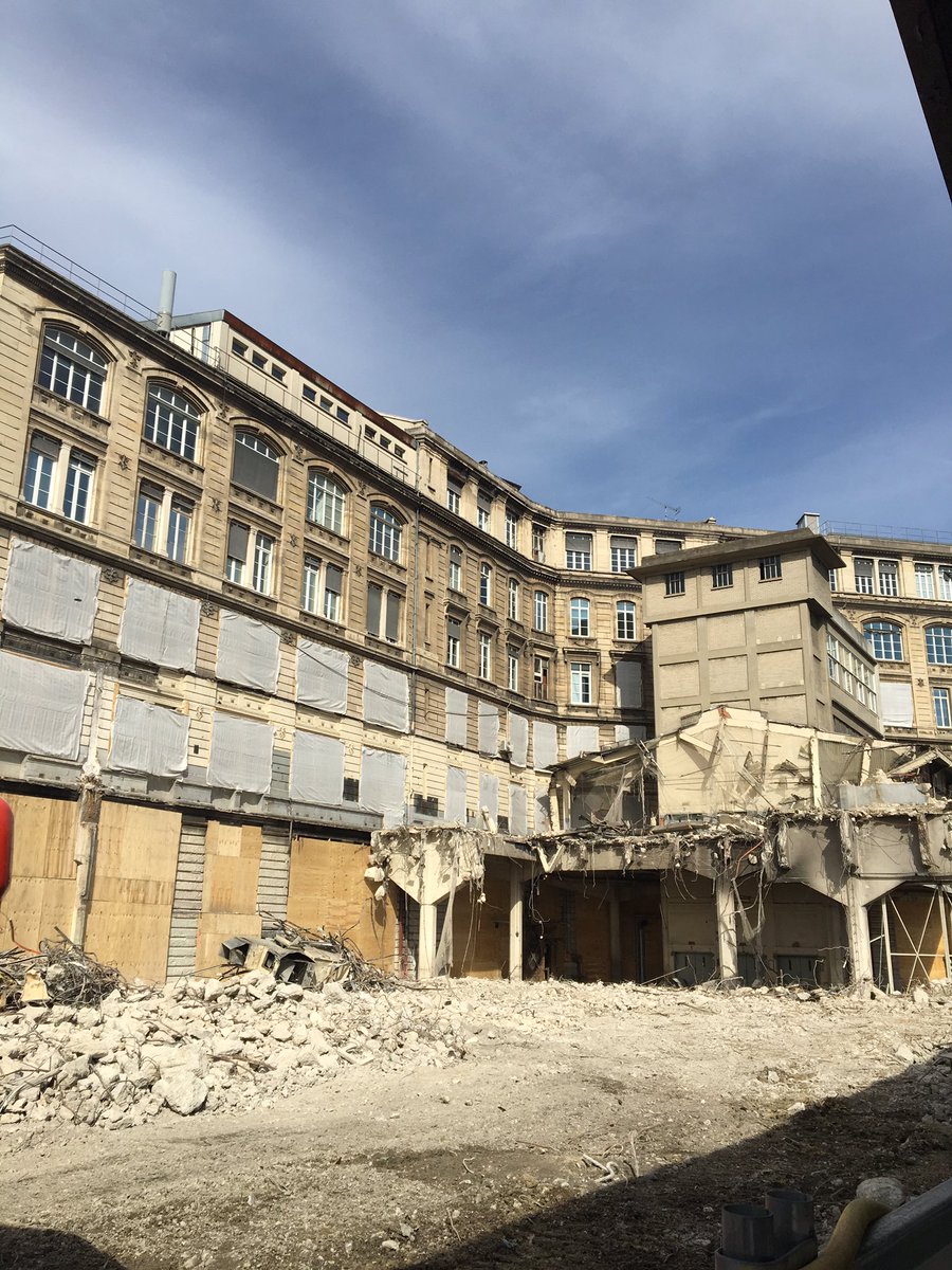 PaulSimondon's tweet photo. Au cœur de ce lien, le chantier du #BalconVert démarre ! En 2019, vue imprenable sur les voies depuis ce jardin public. 🌳🌷🚆🚉#Paris10 https://t.co/jw4B8qOUue