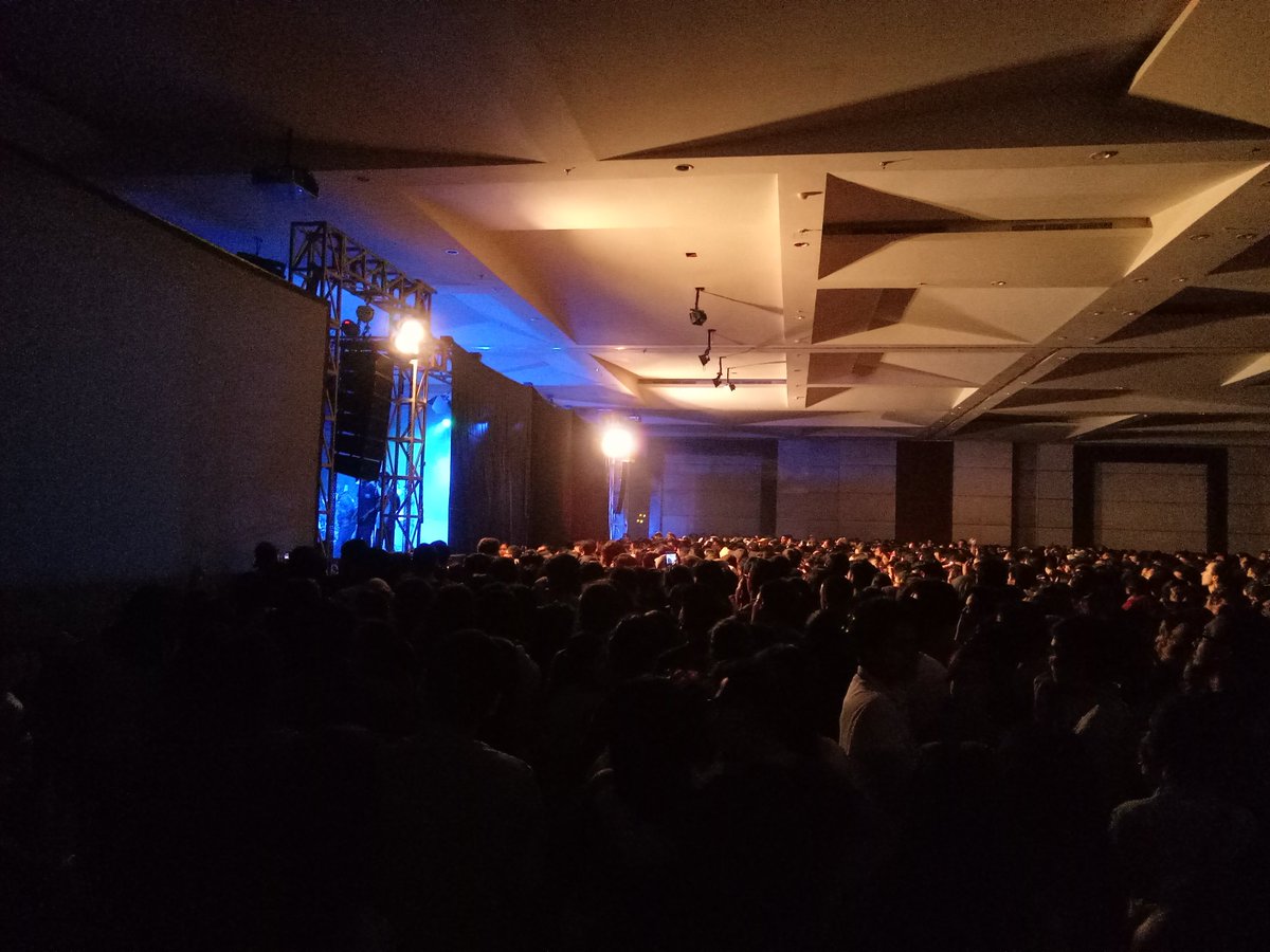 Yak udah rame banget yang nungguin <a href="/hellohonne/">HONNE</a> yang sebentar lagi bakal tampil di @7thMusicGallery #7thMusicGallery