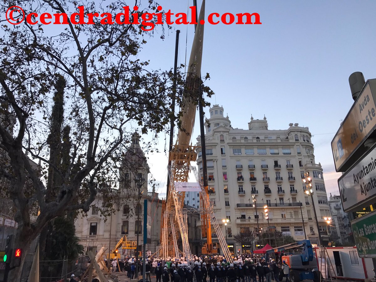 CendraDigital's tweet image. Así va la plantá al tombe de la Falla Plaza del Ayuntamiento tras una hora desde su inicio #fallas #falles #plantá17