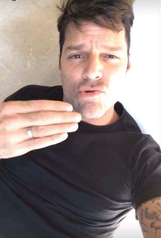 jpus_br's tweet photo. @ricky_martin  mandando beijos para as fãs mais lindas do mundo!!! 
#RickyFans #RickyMartin 😍 https://t.co/BFYuSX44yY