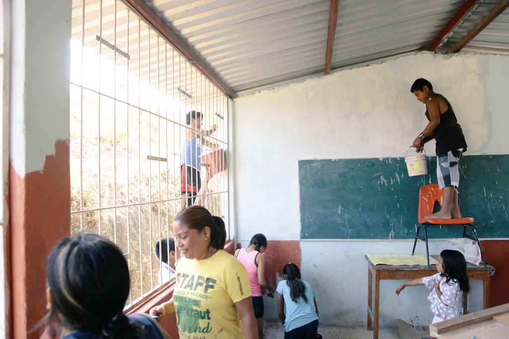 CarlosSarabiaC's tweet photo. La educación es fundamental para el desarrollo de los pueblos; #Tequio en la Esc. Prim. #ElenaCortés en #PinotepaNacional @FCARLOSSARABIA https://t.co/bGAzwm1p3l