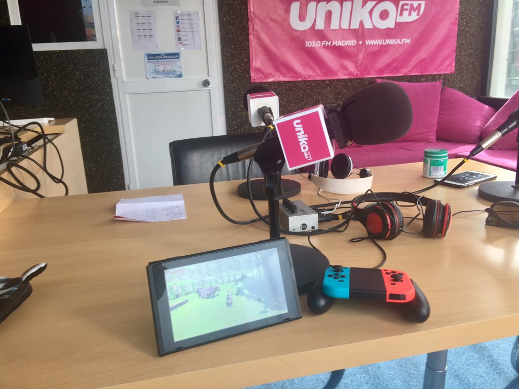 UnikaFM_Radio's tweet photo. Probando la @NintendoEurope switch aqui en el estudio de @UnikaFM_Radio con @DavenKeys y @elhmelizee @espumaoficial https://t.co/NoRpBSCZoE