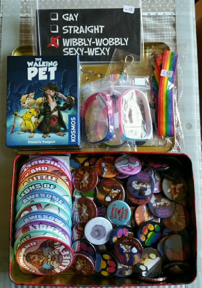 Fusselschwarm's tweet photo. Mit nem Sack voll  Buttons, Spielen und mehr auf dem Weg zum Lübecker Stammtisch. :-) #ButtonKing #LGBT #Pride https://t.co/7EaWn9qEhl