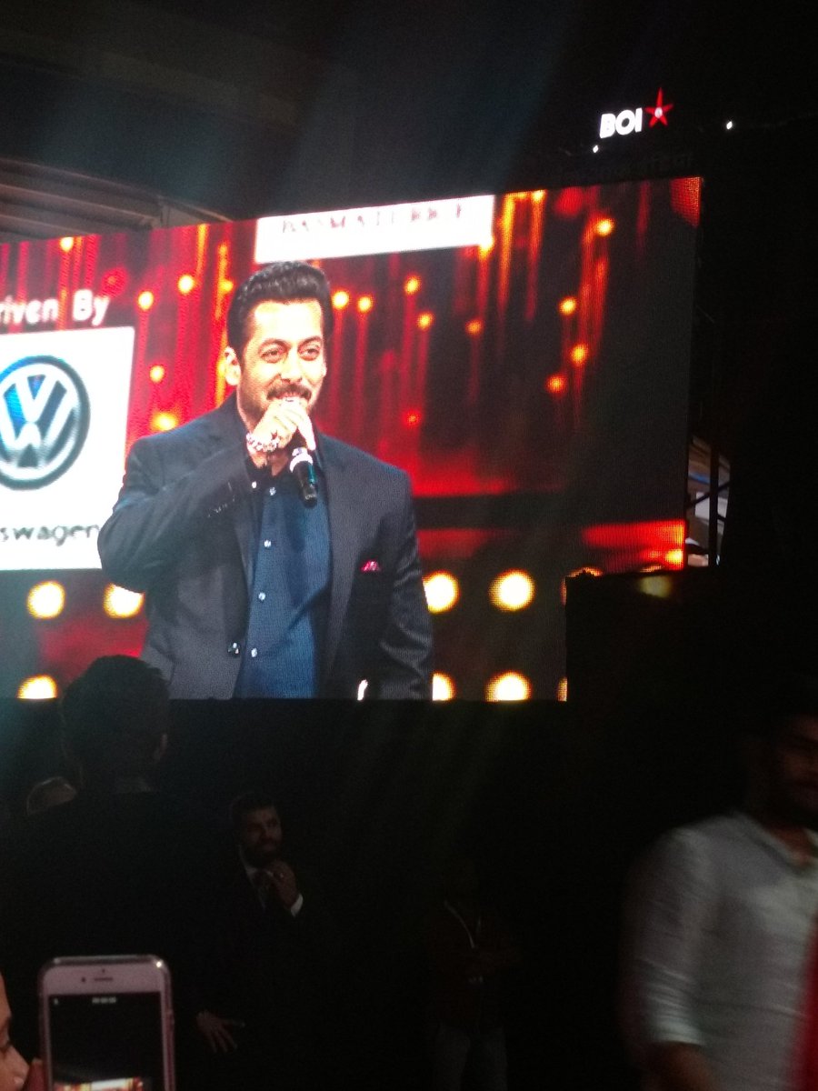 bollywood_life's tweet photo. And here's @BeingSalmanKhan praising @SrideviBKapoor! Guess what's coming up next? 

#LiveWithBollywoodLife #ZeeCineAwards2017 https://t.co/LeJq2uZAMk