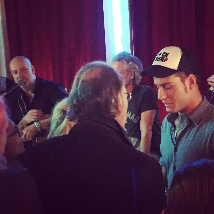 Vilouca's tweet photo. Lekker in de kroeg met @blof en @douwe_bob #amsterdam #vilouca https://t.co/6fJTpaieER