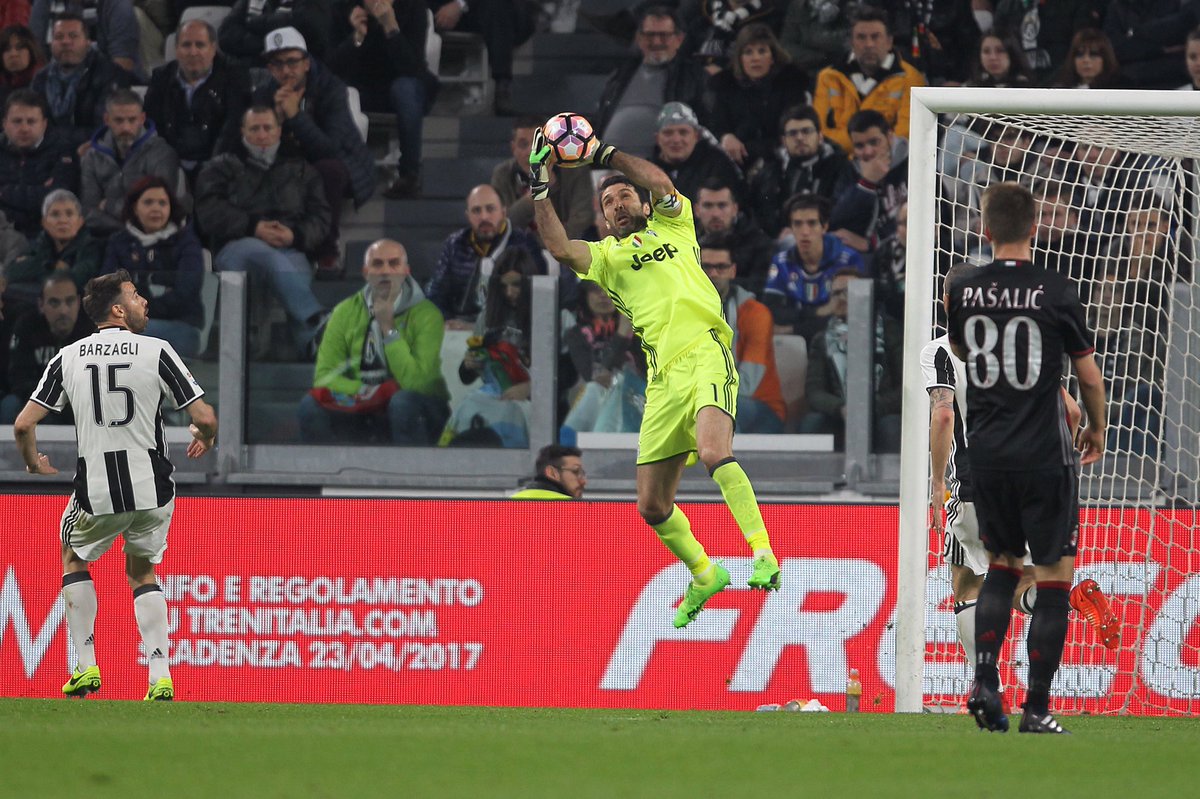 Gianluigi Buffon (@gianluigibuffon) on Twitter photo Gli anni passano. Le presenze pure. Da ieri sono 613 in <a href="/SerieA_TIM/">SerieA_TIM</a>! Ma il bello deve ancora venire #JuveMilan Gli anni passano. Le presenze pure. Da ieri sono 613 in <a href="/SerieA_TIM/">SerieA_TIM</a>! Ma il bello deve ancora venire #JuveMilan