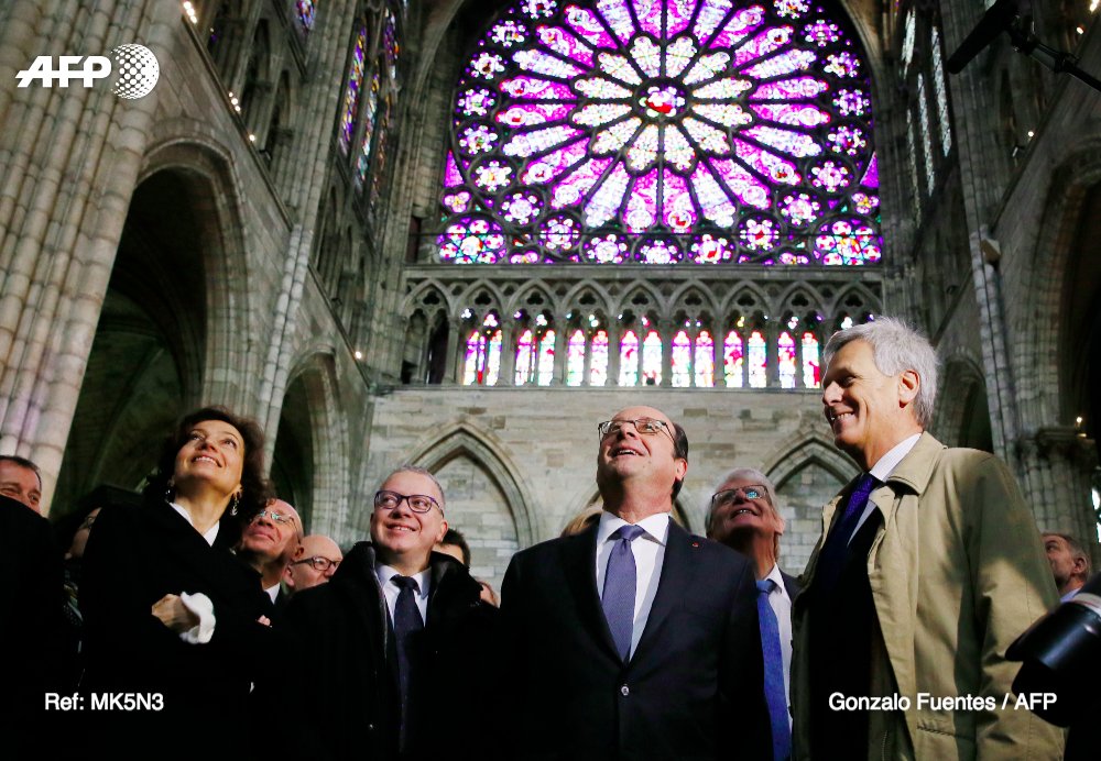 afpfr's tweet photo. Hollande: "Paris est la banlieue de Saint-Denis" https://t.co/FIm3ja2pxj #AFP https://t.co/gfBt3LxoBa