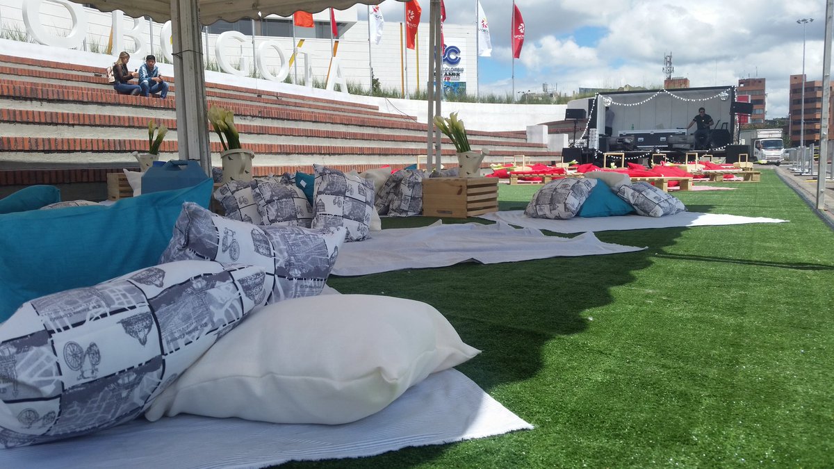 UnicentroBogota's tweet photo. Celebra el #díadelosAmigos donando sangre y asiste al #Picnic desde las 11am. Haz que tu vida suceda en @UnicentroBogota https://t.co/YFZTjL9XFF