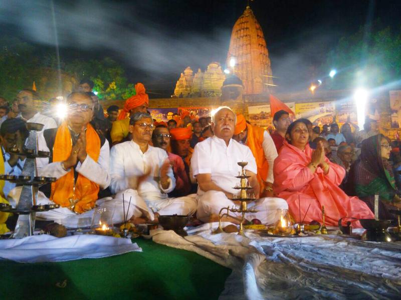 ChouhanShivraj's tweet photo. संघ प्रमुख डॉ. मोहन भागवत और संतों व श्रद्धालुओं के साथ श्री नर्मदाष्टकम एवं माँ नर्मदा की आरती कर सबके लिए मंगल कामना की। #NarmadaSevaYatra https://t.co/S7bNdNC11o