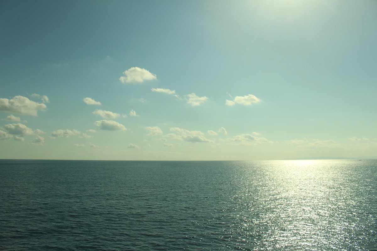 KsomeU's tweet image. 博多港から韓国の港町釜山へ向かう。離れゆく故郷とこれから向かう未知なる出会いに思いを馳せた。春空に浮かぶまろやかな雲と太陽に照らされ煌めく海をずっと眺めていた。そんなゆったりとした時間を過ごせる船旅をみなさんも1度体験してみてはいかがでしょう？