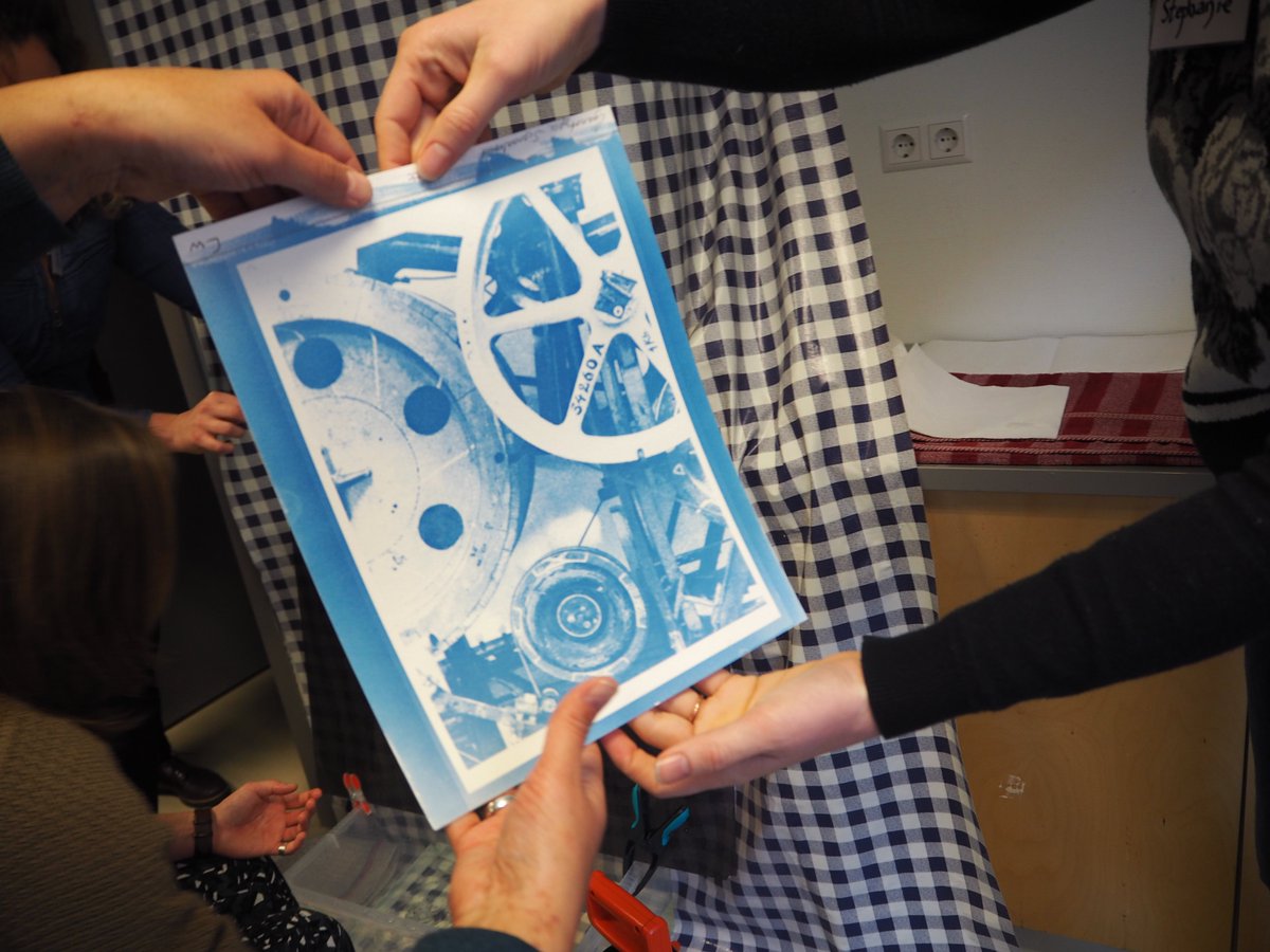 CBKamsterdam's tweet photo. Workshop Cyanotypie / Gomdruk tijdens #24hoost met verbluffende resultaten https://t.co/Lgw7EfMp35
