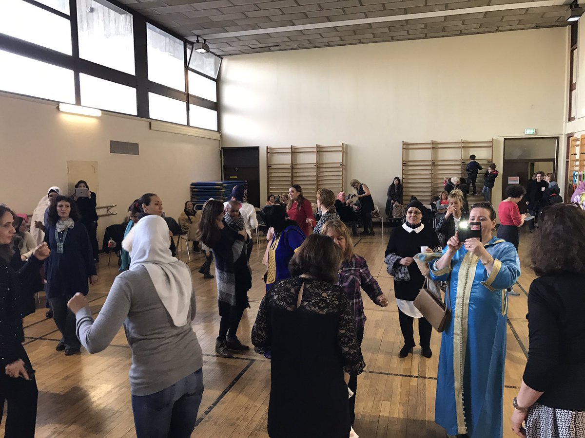 brigitte_kuster's tweet photo. A la #Fête de l'association #QuartierDeSoleil qui favorise #lien social et #solidarité entre les habitants ds quartier #Pouchet @Mairie17 https://t.co/GVfdEQ55mF