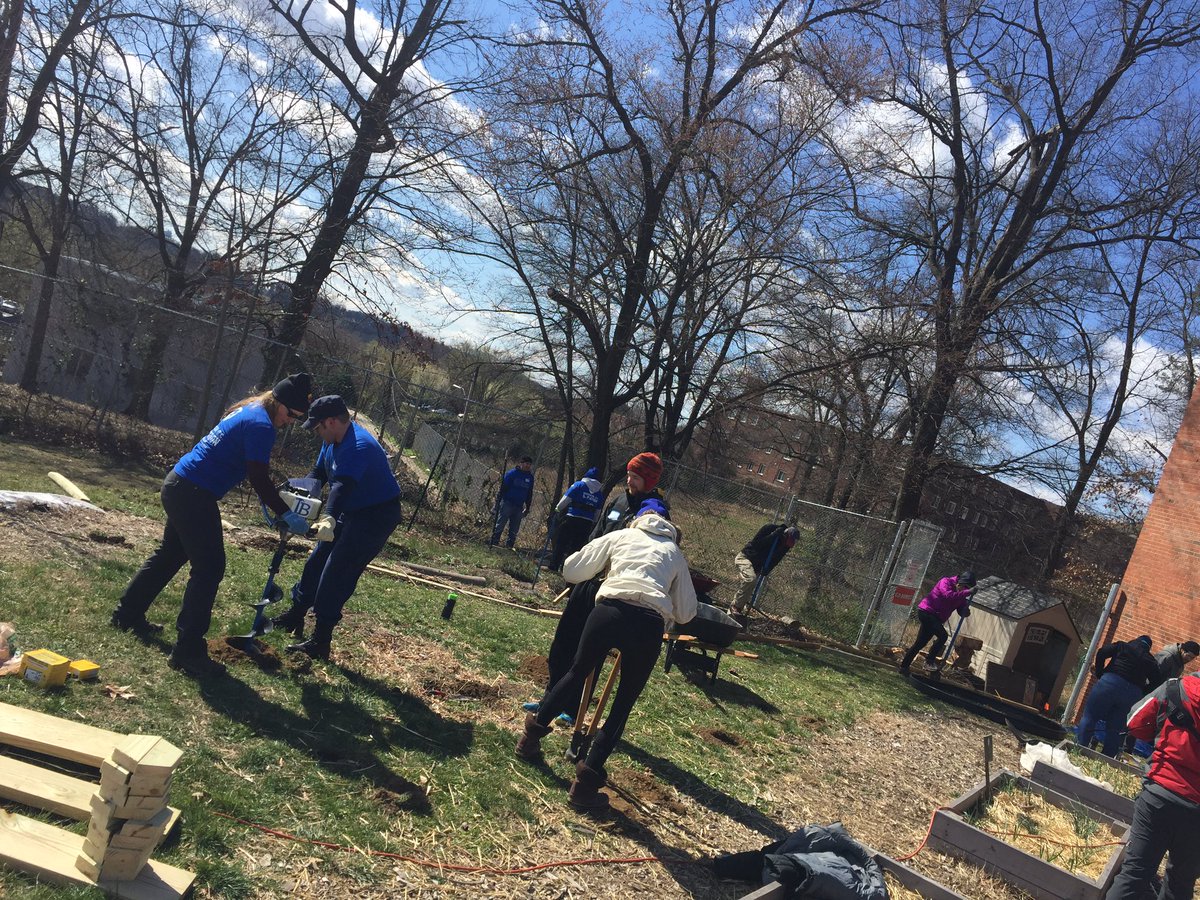 ServeDC's tweet photo. We are having a great time with the @missioncontinue @HendleyES @ServeDC @AmeriCorps #AllCorpsServiceDay https://t.co/gcnqQ73w7R