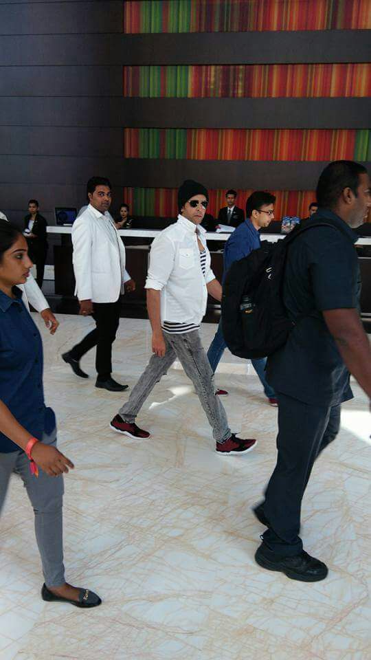 HrithikInspires's tweet photo. #Fansclick: @iHrithik never refuses posing with fans no matter what even if he is in hurry !!
#Hrithik #bollywood https://t.co/m3HL9qQJMz