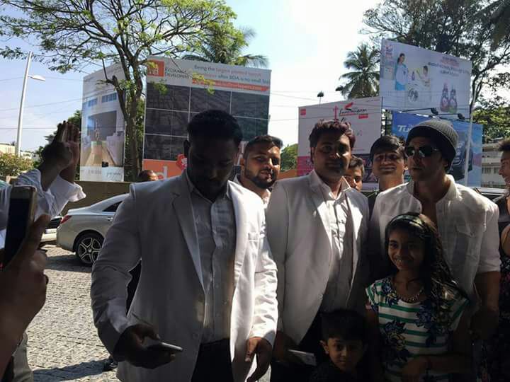 HrithikInspires's tweet photo. #Fansclick: @iHrithik never refuses posing with fans no matter what even if he is in hurry !!
#Hrithik #bollywood https://t.co/m3HL9qQJMz