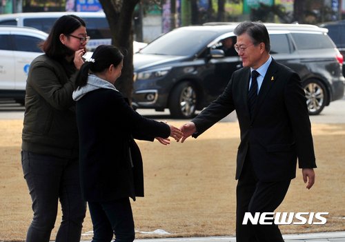 17.3.11

뭔가 악수하시는 자태가 곱다ㅎ