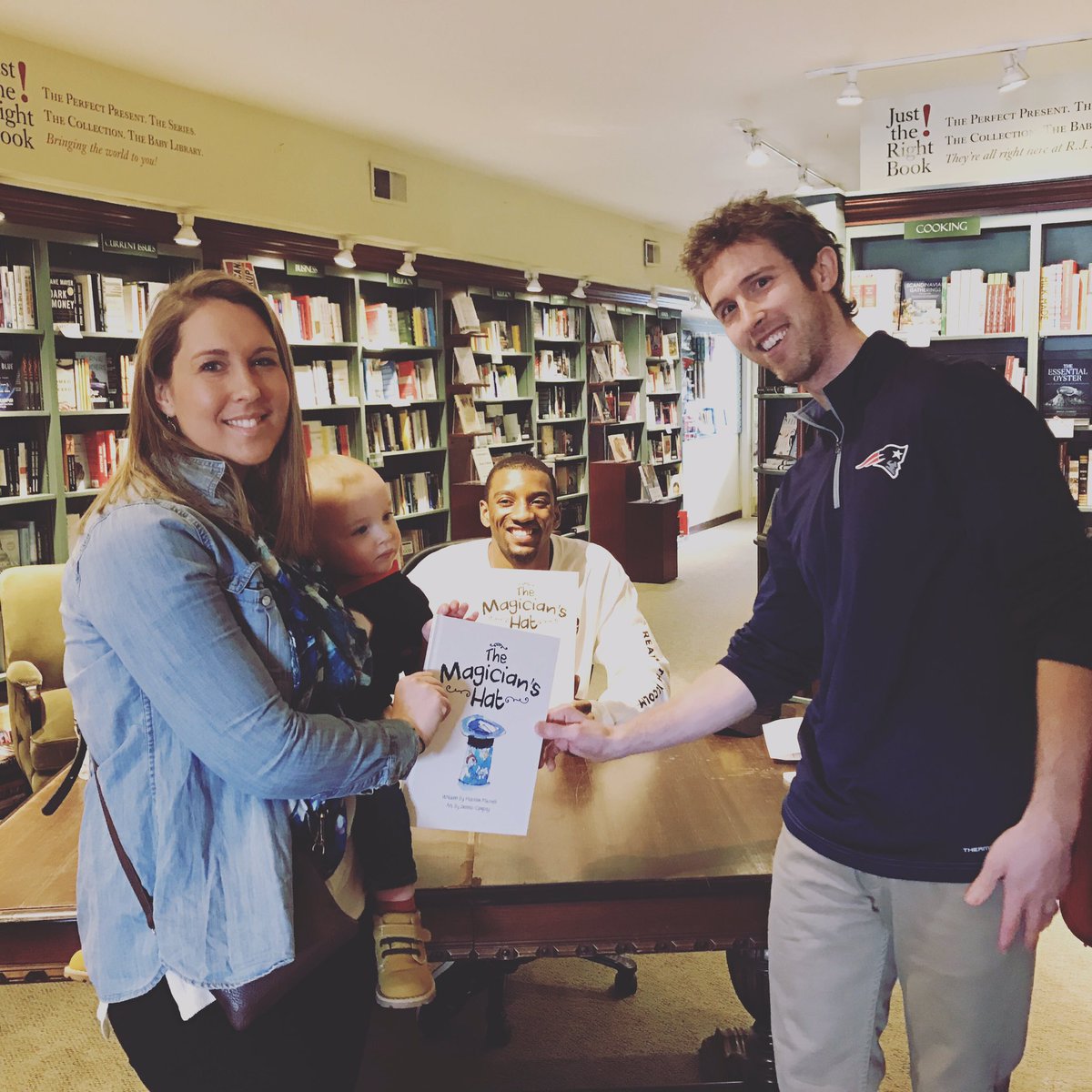 ef291sf's tweet photo. Nothing is better than sharing books with your child, especially when that book is #themagicianshat! Thanks @ReadWithMalcolm for signing! https://t.co/JZRpqx8PBH