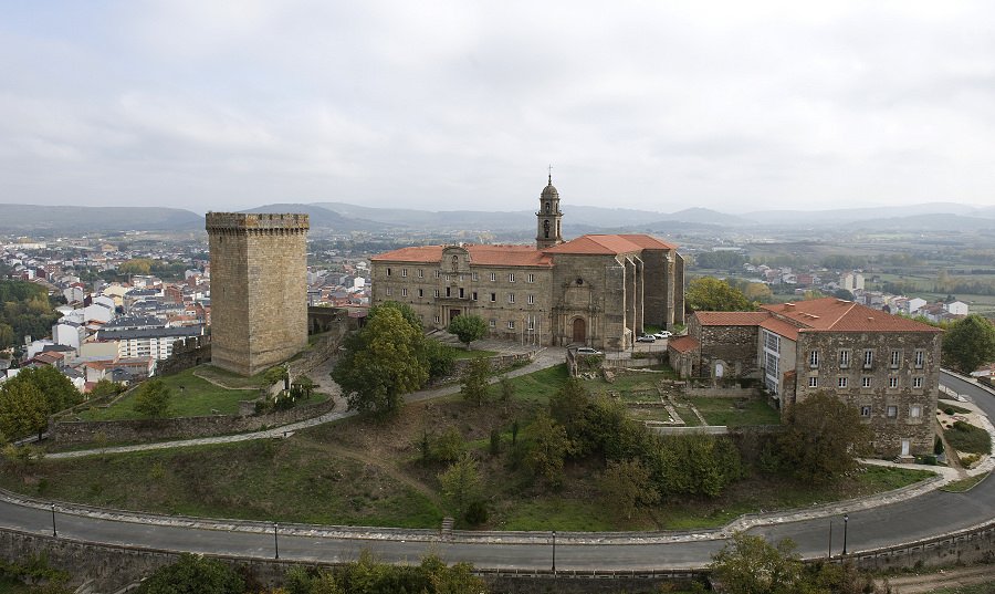 elcaminocorreos's tweet photo. Monforte de Lemos, in the #WinterWay, shows itself as a monumental city full of history in the #StJamesWay 🏰 https://t.co/gPP5ZItUNB https://t.co/sxPgYSbmHZ