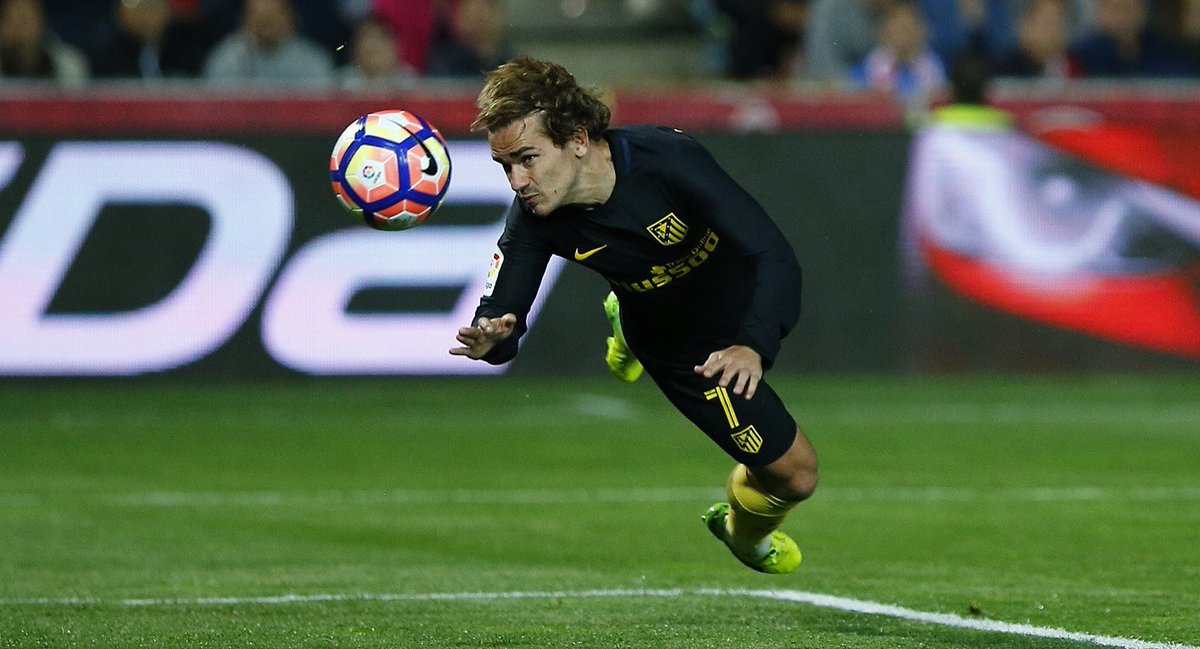 AntoGriezmann's tweet photo. Decile que " SI " a la pelota 💯 https://t.co/oUtcrTunEk