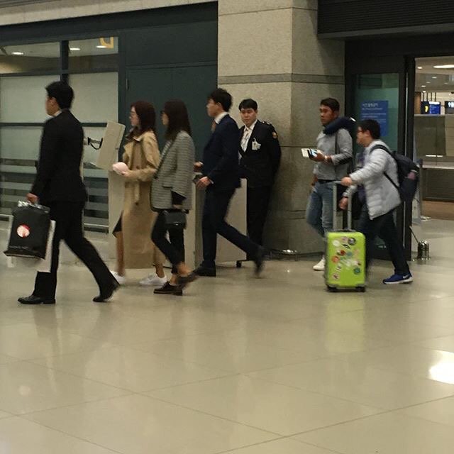 [PIC][12-03-2017]Yuri và SeoHyun trở về Hàn Quốc vào sáng nay C6q6LBPWkAEErwy