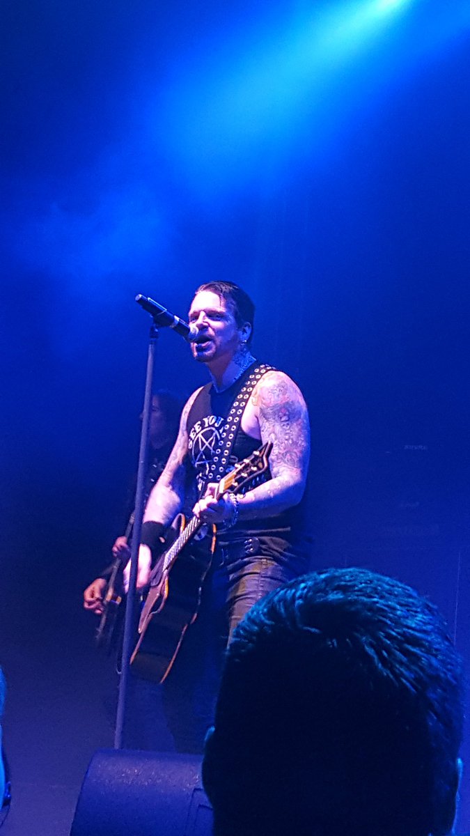 JakeBeanieSmith's tweet photo. @BlackStarRiders amazing yet again in Leeds! @rickywarwick @DamonJOfficial #BlackStarRiders #LeedsO2Academy #RockNRoll https://t.co/7GCJp1AFRI