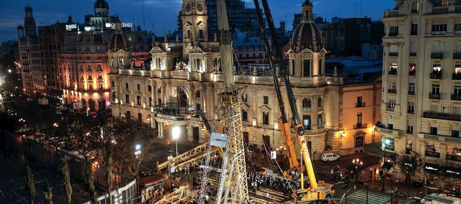 A3Noticias's tweet image. VÍDEO ▶ Valencia 'planta' la falla más alta de la historia usando solo cuerdas y poleas atres.red/dlp2s1