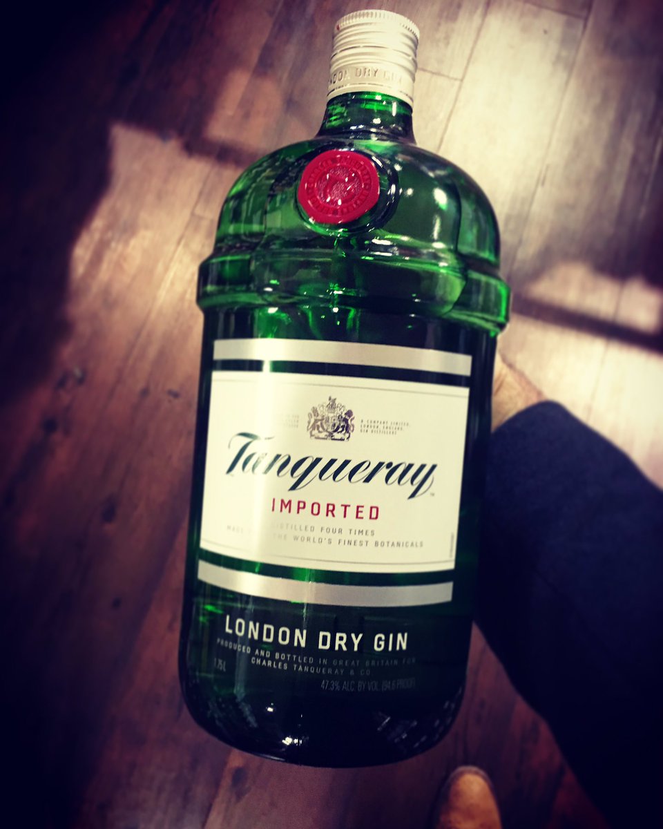 ginclubdublin's tweet photo. Perfect for a Saturday night 1.75 litre bottle of #tanquary #gin #ginspiration #Gintonic https://t.co/GEdF2Buxfw