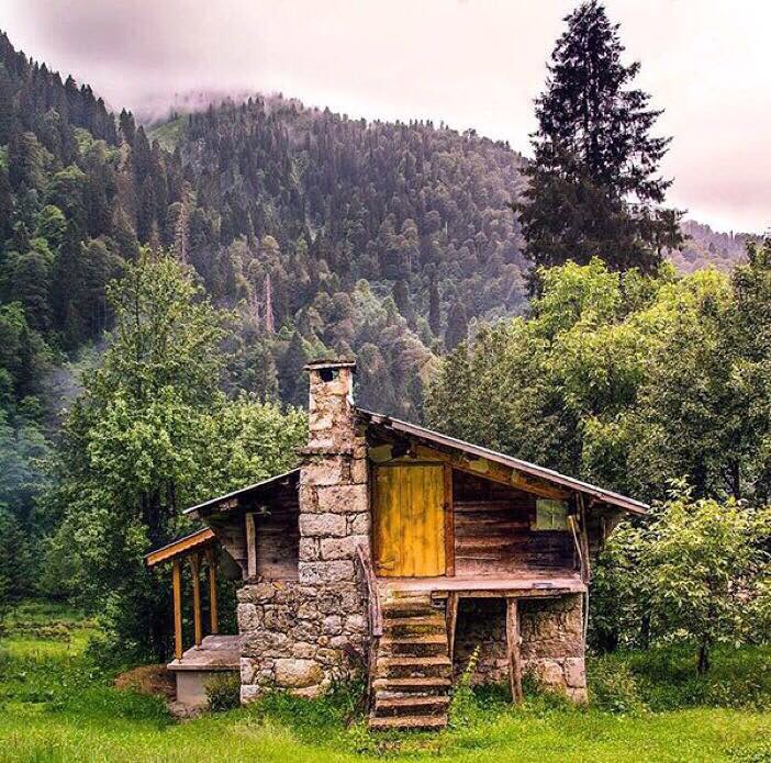 Dağlardan büyuk derdum sorarlarsa derdumi,
Soylesana sevdam başun göğe erdi mi?