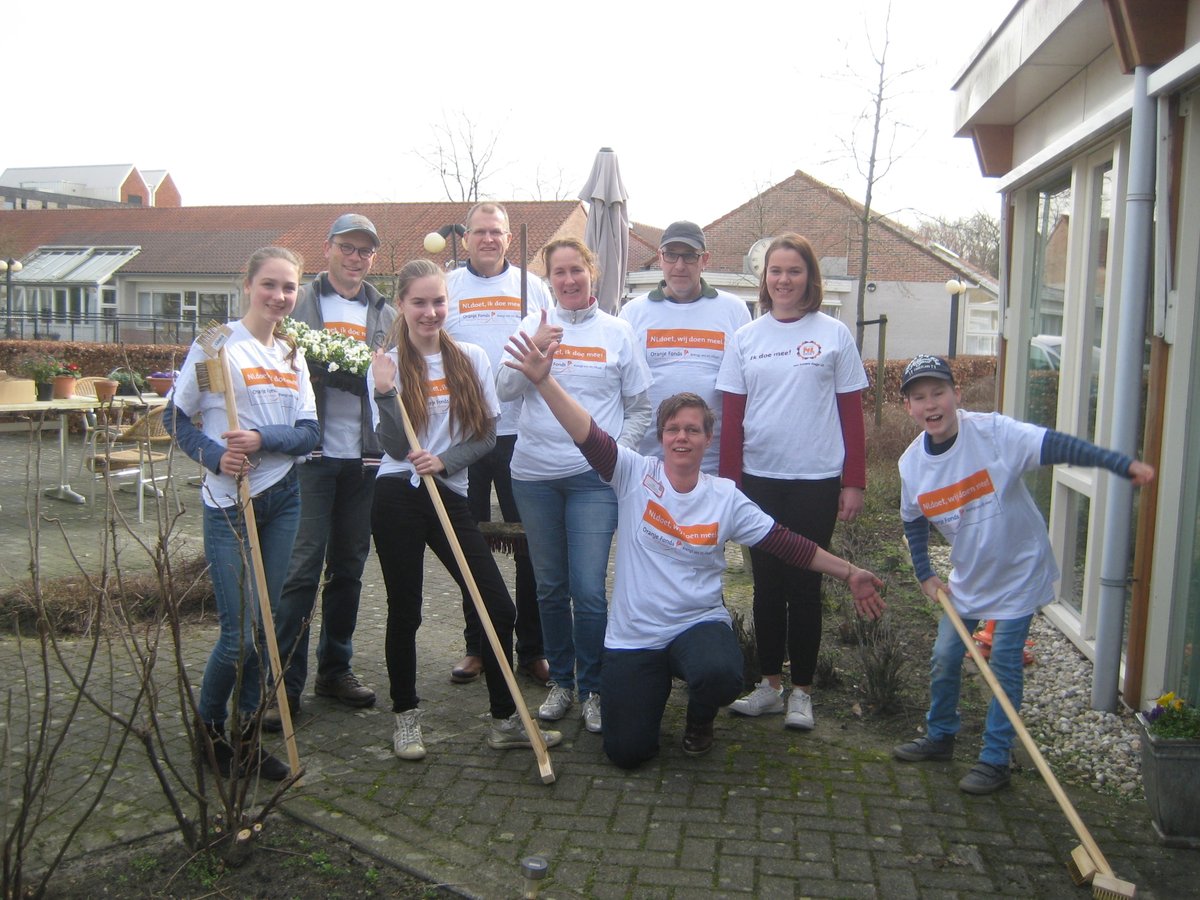 PresentDrachten's tweet photo. Vandaag wederom een #NLDoet actie #Smallingerland bij #Present. Opknappen terrassen bij #Neibertilla, mmv Wethouder Roel Haverkort. #Succes https://t.co/6Td2asJbly