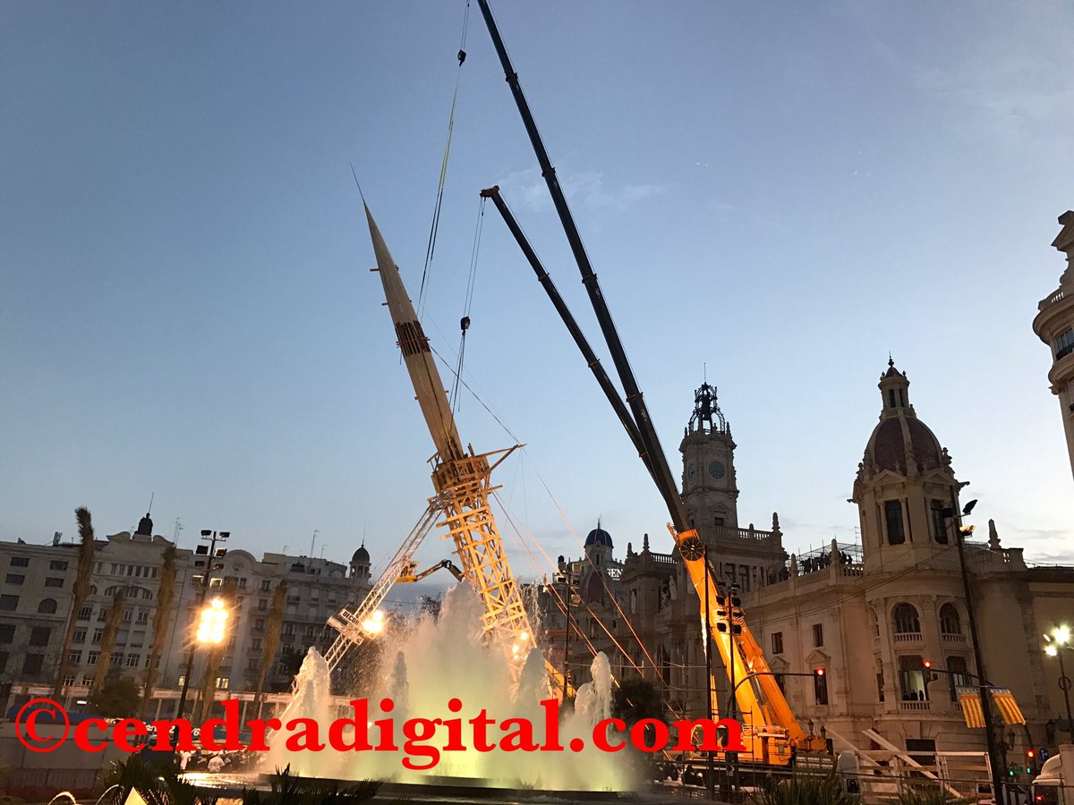CendraDigital's tweet image. Continúa subiendo la Falla Plaza del Ayuntamiento 2017 #fallas #falles #plantá17
