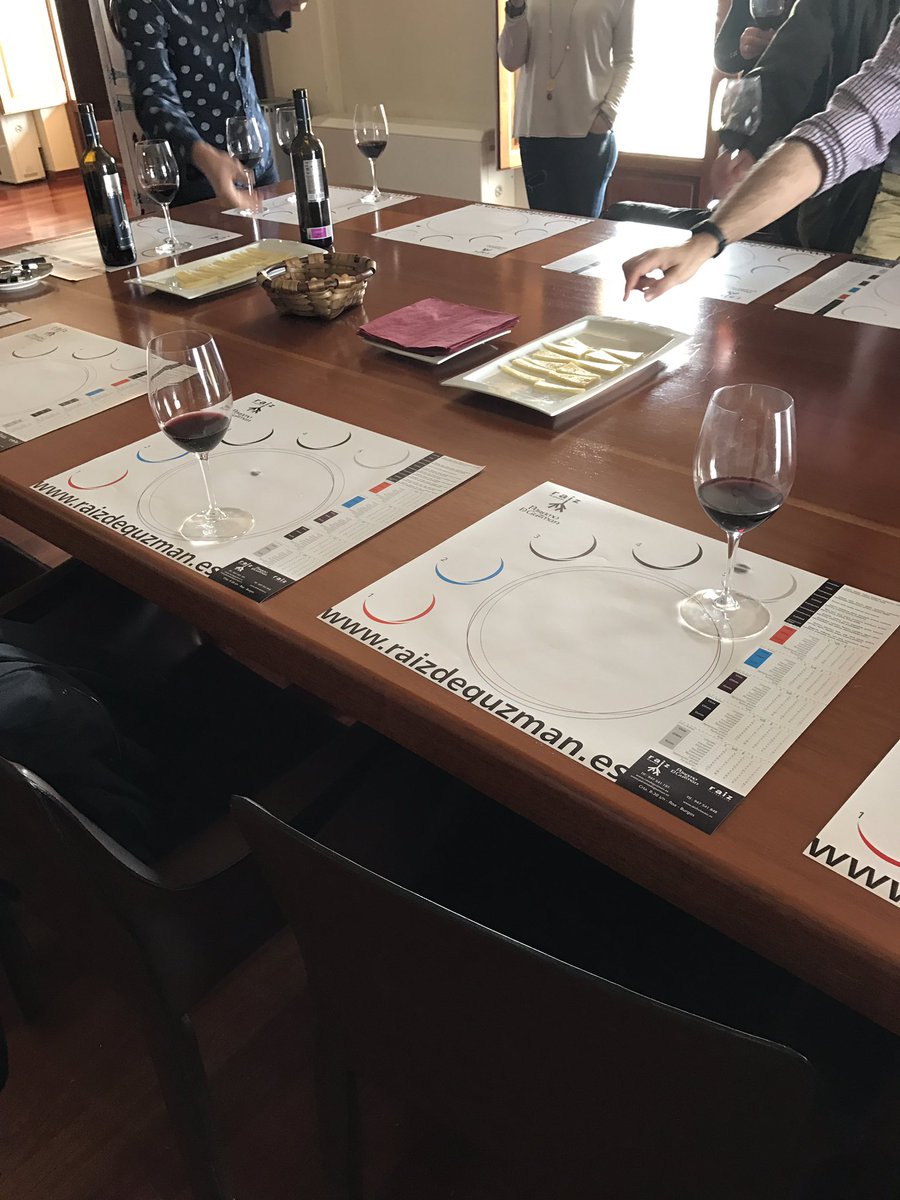 Elena_Forestal's tweet photo. Buena mañana en la bodega #paramodeguzman probando vino🍷y queso 🧀 @VinosRaiz #riberadelDuero #Roa
gracias Belen del #hotelRestauranteRaíz https://t.co/H2wjOIZxmP